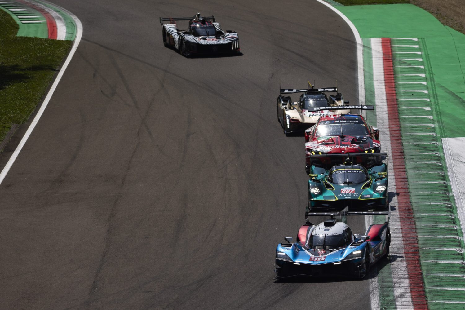 36 GOUNON Jules (fra), MAKOWIECKI Frédéric (fra), MARTINS Victor (fra), Alpine Endurance Team, Alpine A424 #36, Hypercar, 007 GAMBLE Tom (gbr), TINCKNELL Harry (gbr), Aston Martin THOR Team, Aston Martin Valkyrie #007, Hypercar, 32 FARFUS Augusto (bra), GELAEL Sean (idn), LEUNG Darren (gbr), Team WRT, BMW M4 GT3 Evo #32, LM GT3, 38 BAMBER Earl (nzl), BOURDAIS Sébastien (fra), Cadillac Hertz Team Jota, Cadillac V-Series.R #38, Hypercar, 93 CASSIDY Nick (nzl), DI RESTA Paul (gbr), VANDOORNE Stoffel (bel), Peugeot TotalEnergies, Peugeot 9X8 #93, Hypercar, action during the 6 Hours of Imola 2026, 1st round of 2026 FIA World Endurance Championship, from April 16 to 19, 2026 on the Autodromo Enzo e Dino Ferrari in Imola, Italy - Photo Thomas Fenetre / DPPI